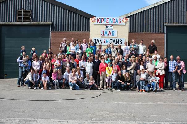 Afbeelding met kleding, buitenshuis, schoeisel, gebouw
Door AI gegenereerde inhoud is mogelijk onjuist.