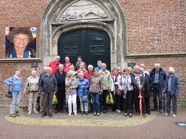 Afbeelding met kleding, persoon, buitenshuis, schoeisel
Door AI gegenereerde inhoud is mogelijk onjuist.