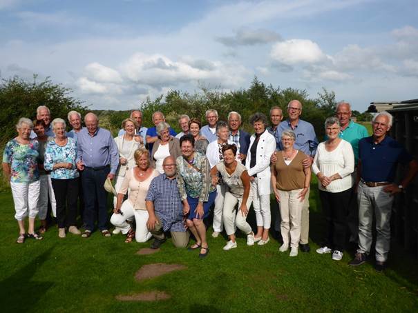 Afbeelding met persoon, hemel, kleding, buitenshuis
Door AI gegenereerde inhoud is mogelijk onjuist.