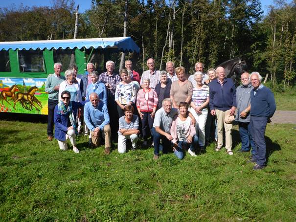 Afbeelding met gras, persoon, kleding, buitenshuis
Door AI gegenereerde inhoud is mogelijk onjuist.