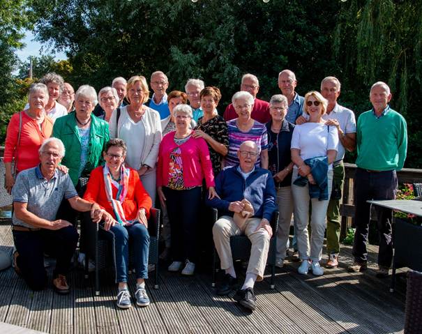 Afbeelding met kleding, persoon, schoeisel, boom
Door AI gegenereerde inhoud is mogelijk onjuist.