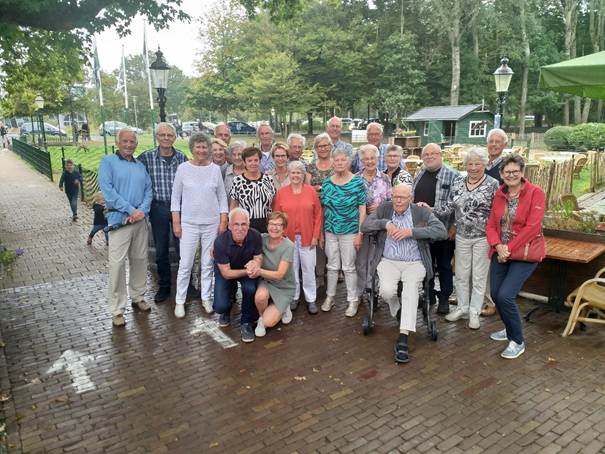 Afbeelding met kleding, schoeisel, persoon, buitenshuis
Door AI gegenereerde inhoud is mogelijk onjuist.