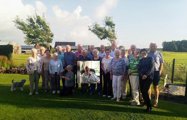 Afbeelding met hemel, gras, buitenshuis, persoon
Door AI gegenereerde inhoud is mogelijk onjuist.
